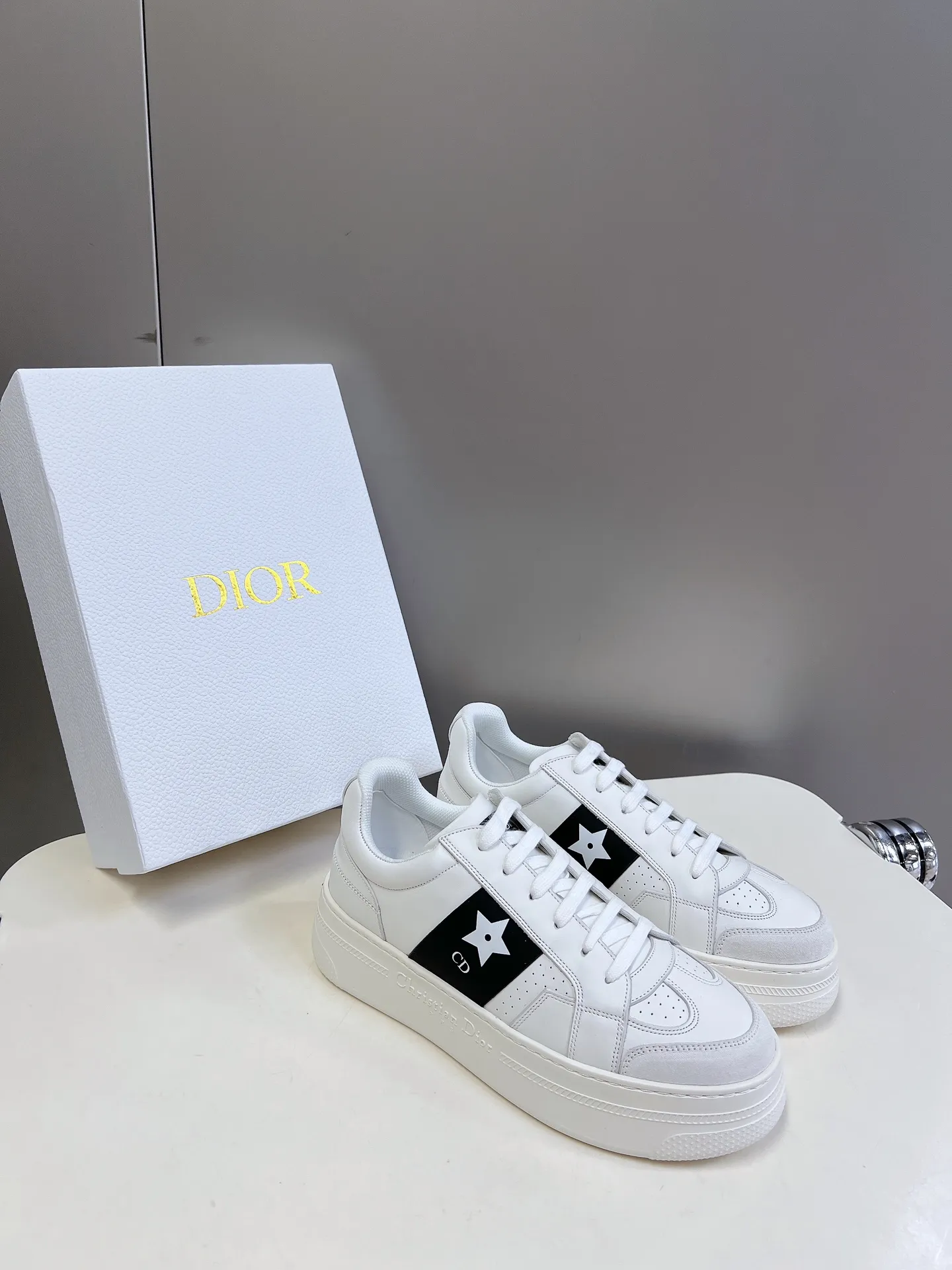 👟👟Ex-factory price 640👟👟 Dior's new platform shoes thick-soled casual shoes. Purchased and developed from Taikoo Hui RMB 16,400. These Dior Star sneakers continue the timeless silhouette and are carefully made of cow leather, so they are particularly comfortable on the feet. They are decorated with tonal suede panels and metal stars to decorate the lace eyelets to enhance the style. The lightweight style is matched with the "Christian Dior" logo thin sole, suitable for all seasons, and can be matched with all kinds of casual looks to add a finishing touch. Classic and super durable. The upper is stitched with cowhide. The original IP outsole height is 4CM. Size: 35-41. A full set of counter synchronized gift boxes 💝 packaging